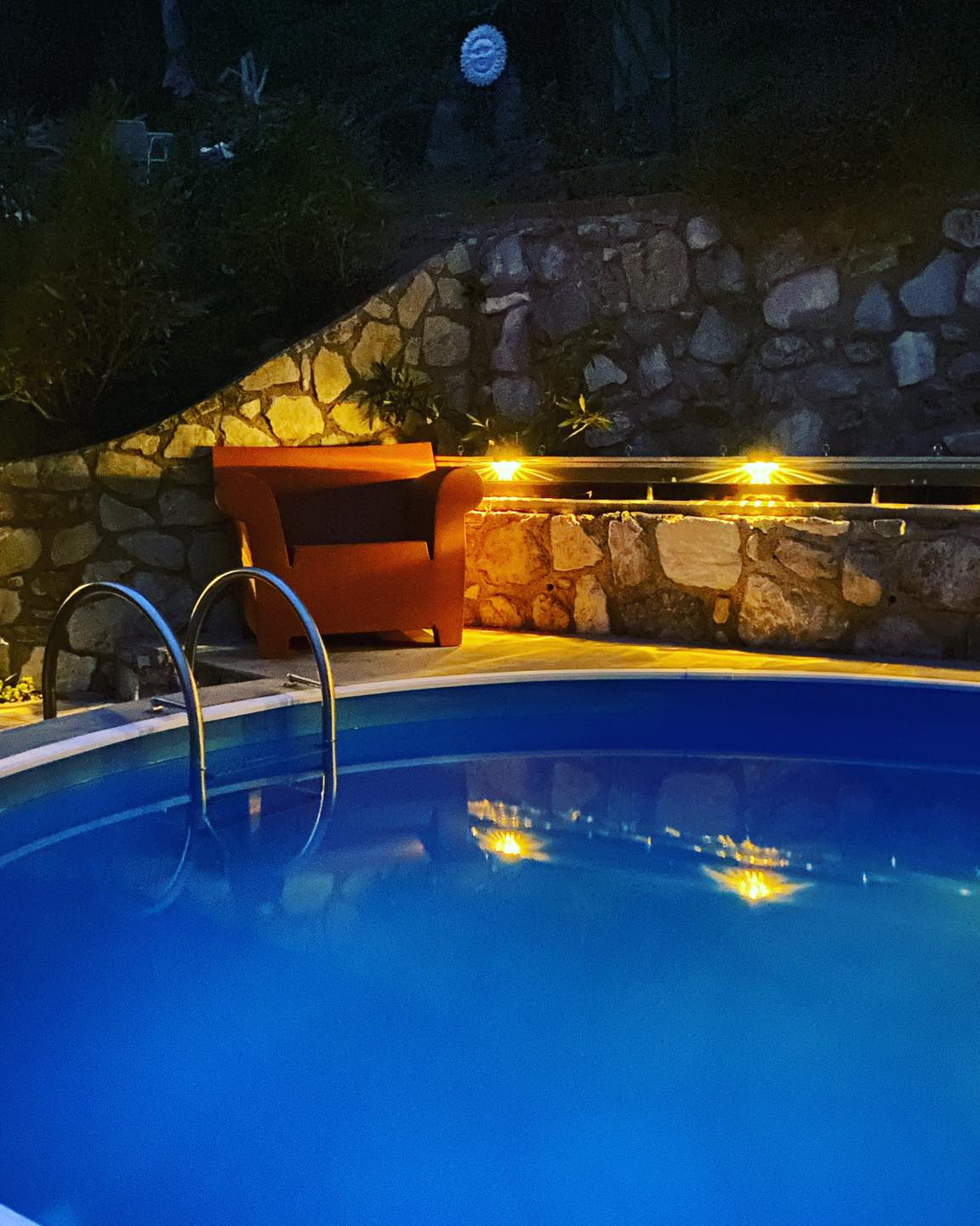 Pool bei Nacht
